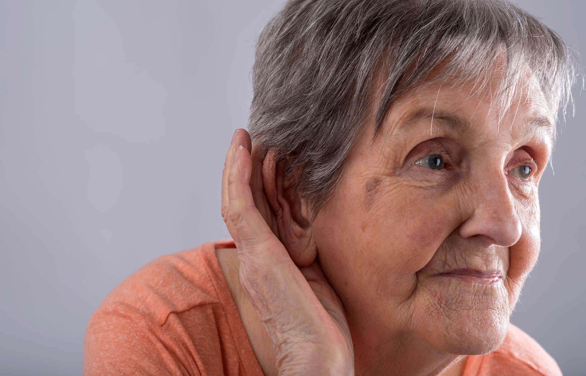 problemy ze słuchem u osób starszych, praca jako opiekunka