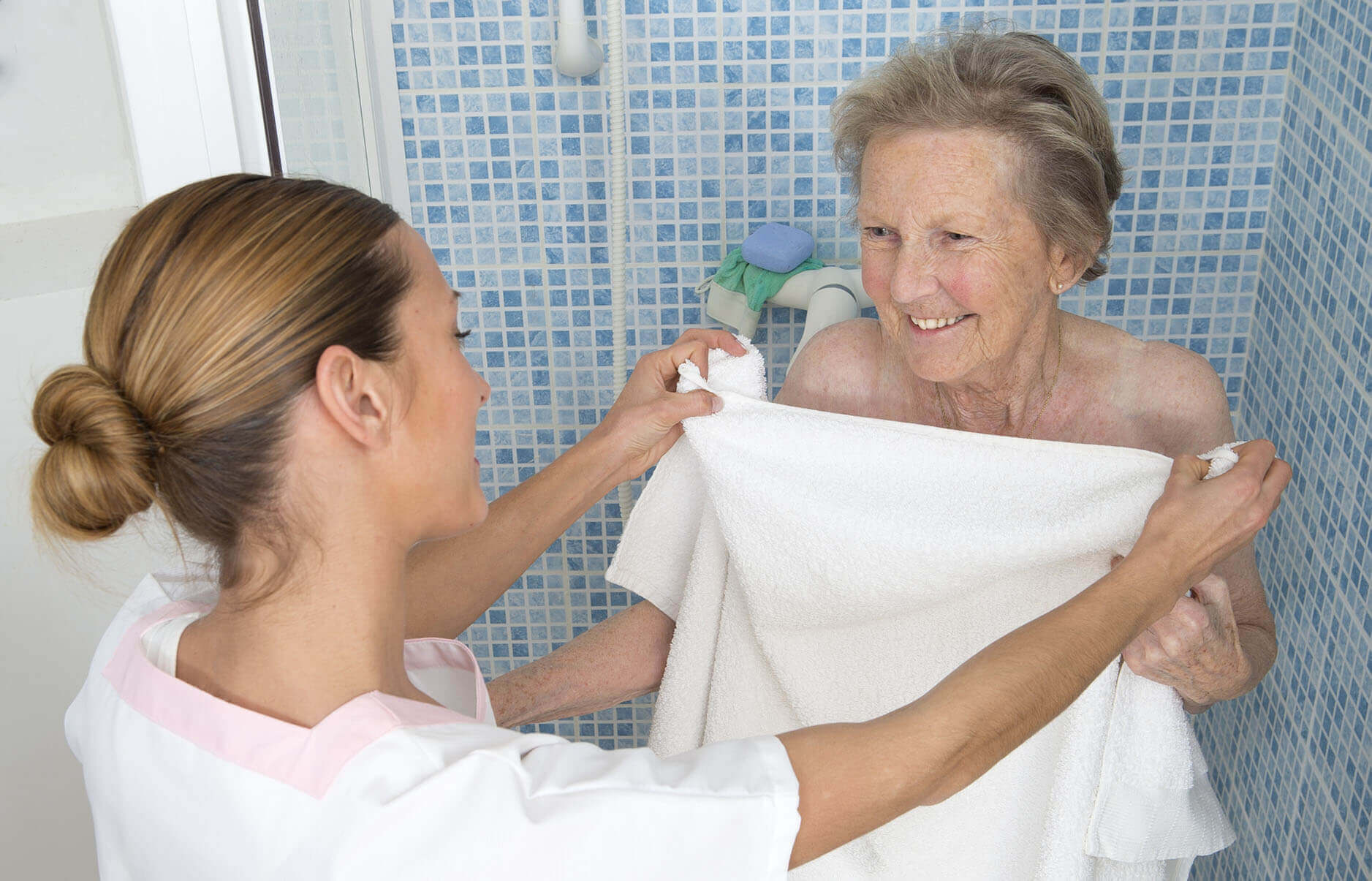 Jak prawidłowo pomóc osobie starszej podczas kąpieli?