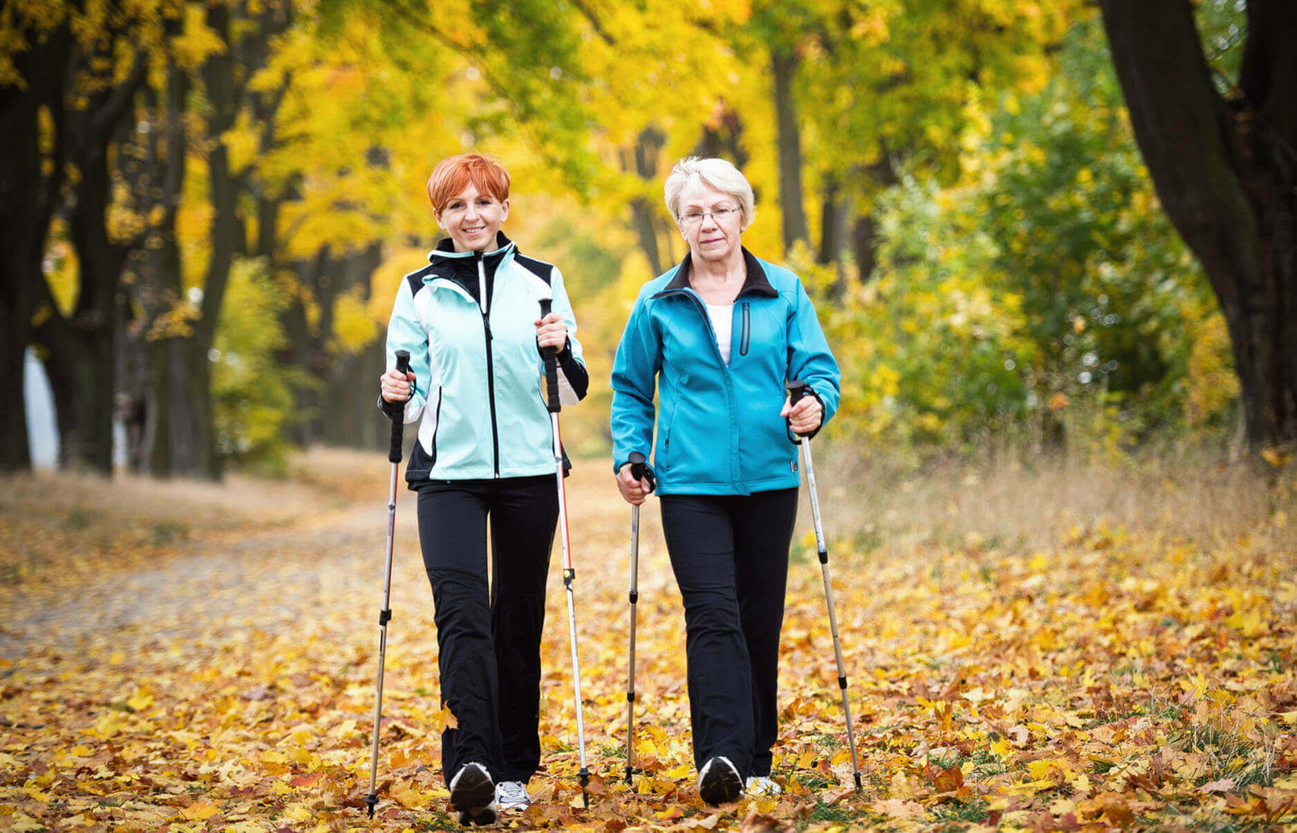 Nordic walking, spacer z kijkami idealną formą ruchu dla osób starszych