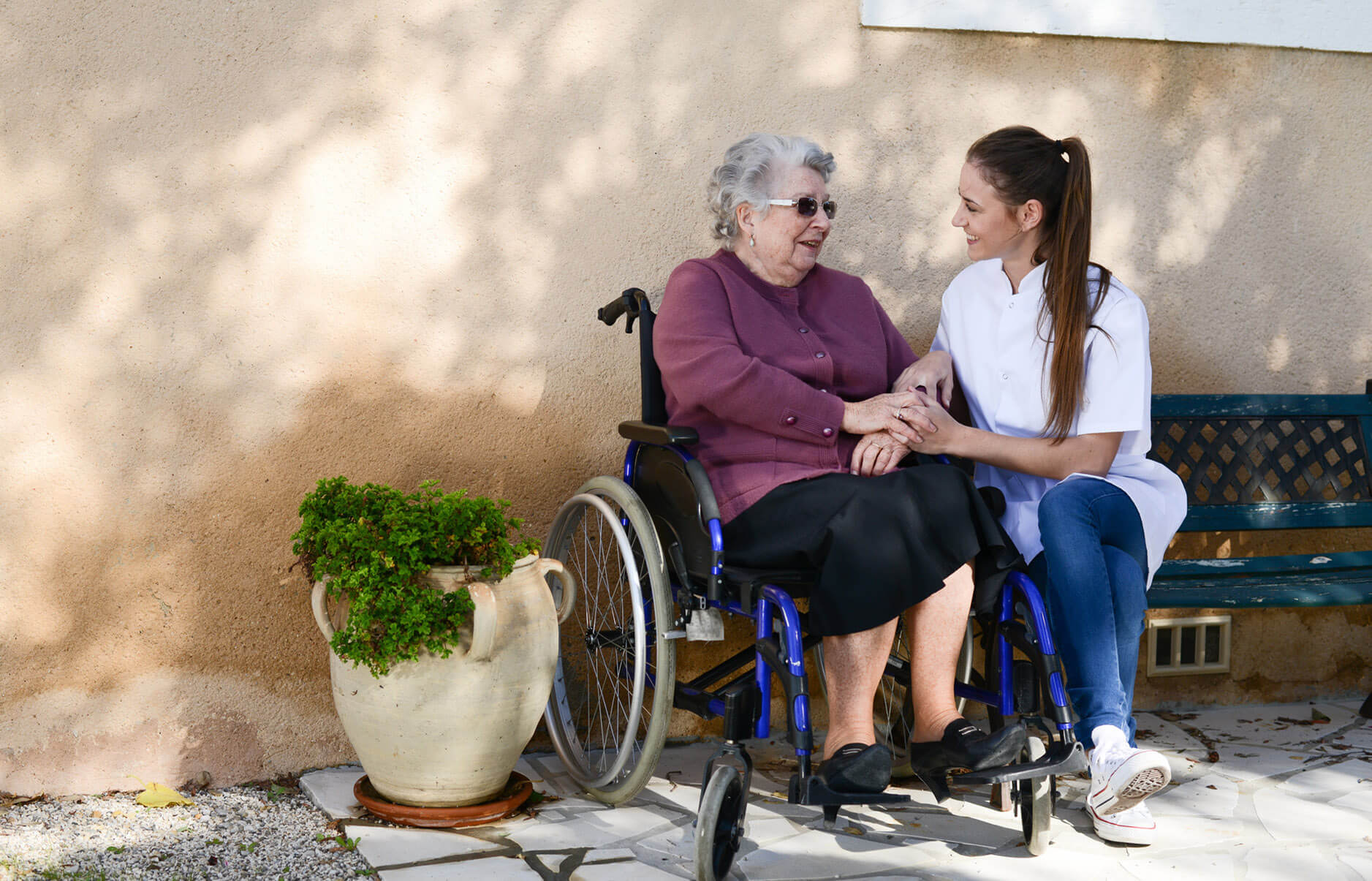 Jakie są podstawowe obowiązki opiekuna osób starszych?